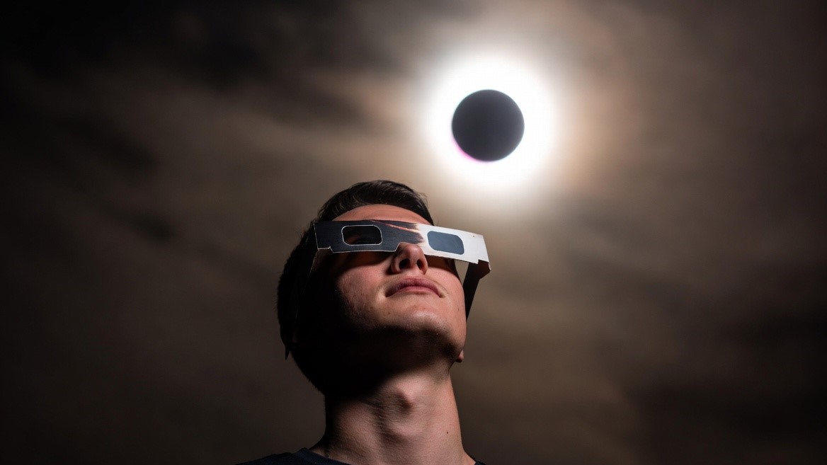 How to Make Eclipse Glasses: A DIY Guide for an Out-of-this-World View